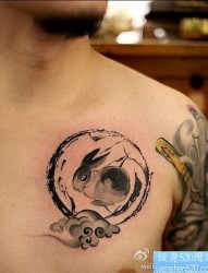 胸部之特别风格太阳鸟纹身图案