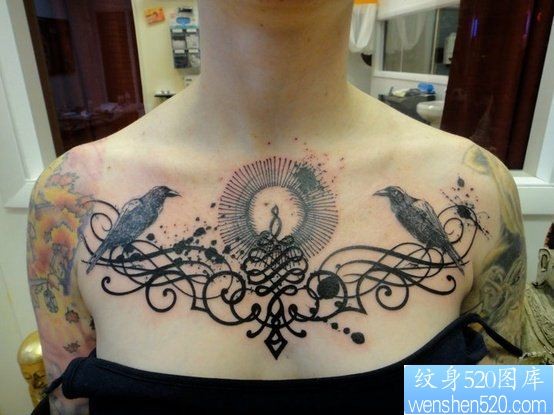 点击大图看下一张：胸部之特别风格太阳鸟纹身图案