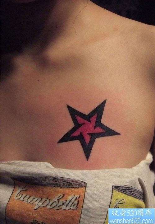 点击大图看下一张：胸部个性五角星纹身图案