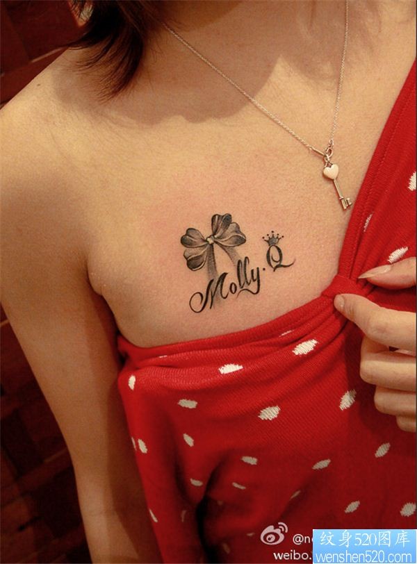 点击大图看下一张：女性胸部蝴蝶结字母纹身图案