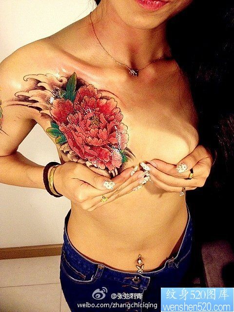 点击大图看下一张：女性胸部彩色牡丹纹身图案