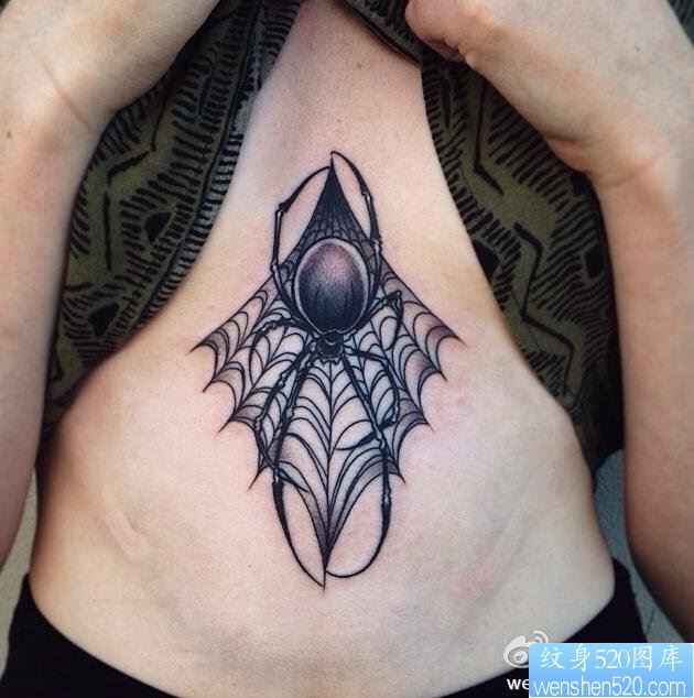 点击大图看下一张：胸部黑灰蜘蛛纹身图案