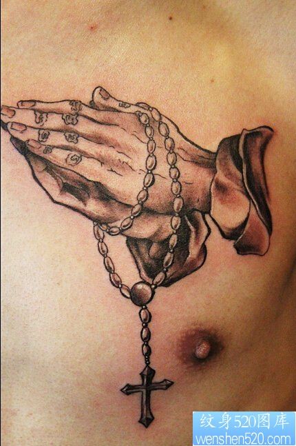 点击大图看下一张：胸口祈祷之手十字架纹身图案