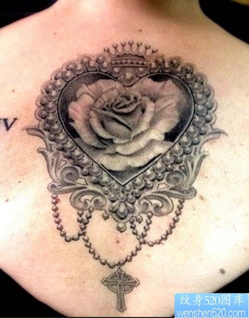 点击大图看下一张：胸部玫瑰十字架纹身图案