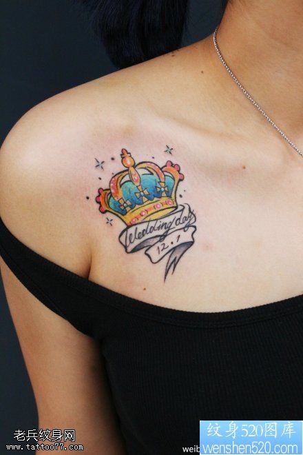 点击大图看下一张：女性胸部彩色皇冠字母纹身图案