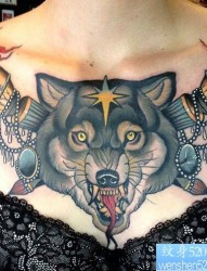 一款胸口彩色狼纹身图案