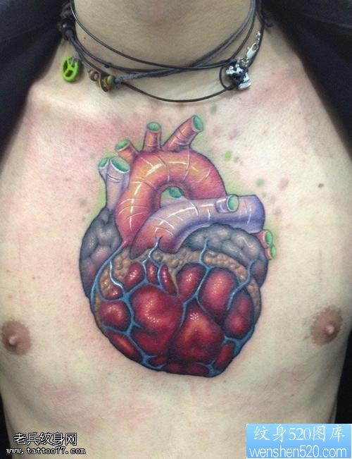 点击大图看下一张：一款富有个性的胸口心脏纹身图案