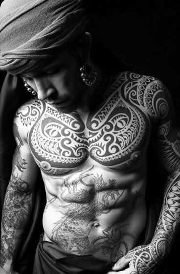 点击大图看下一张：欧美男士胸部帅气的纹身图案图3