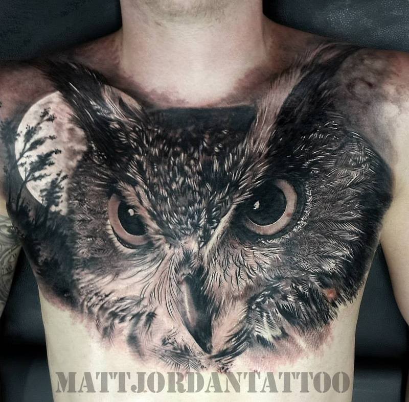 点击大图看下一张：胸部个性时尚的猫头鹰纹身