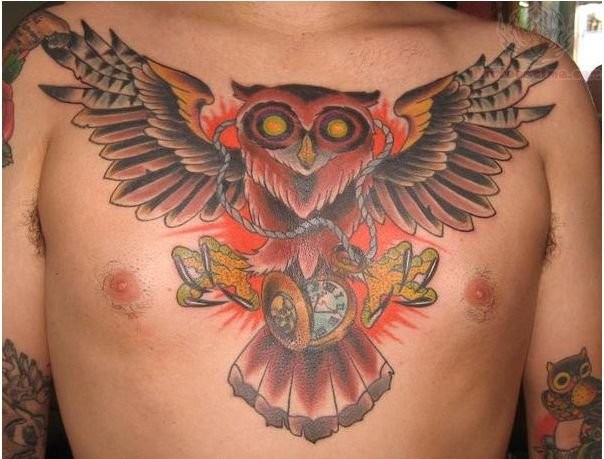 点击大图看下一张：胸部个性时尚的猫头鹰纹身图3