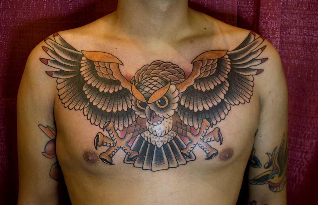 点击大图看下一张：胸部个性时尚的猫头鹰纹身图2