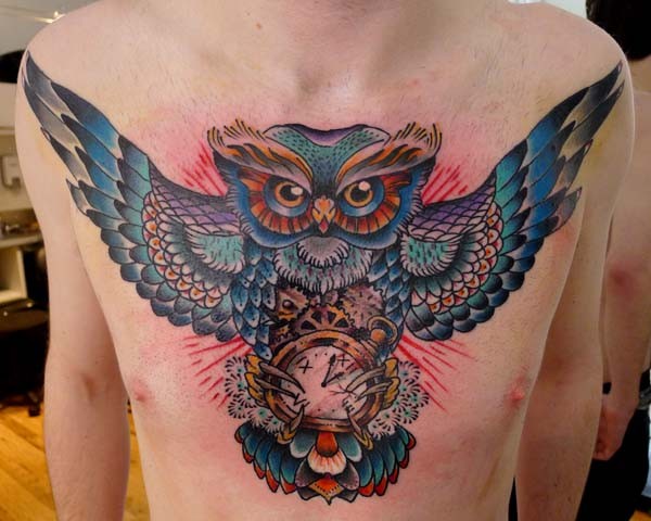 点击大图看下一张：胸部个性时尚的猫头鹰纹身图4