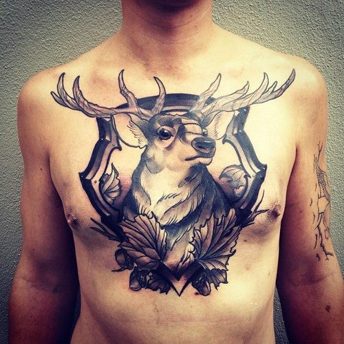 点击大图看下一张：胸部帅气时尚的鹿头纹身