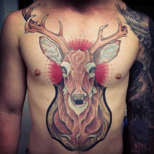 点击大图看下一张：胸部帅气时尚的鹿头纹身图2