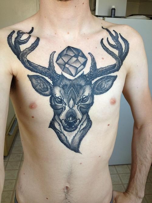 点击大图看下一张：胸部帅气时尚的鹿头纹身图3