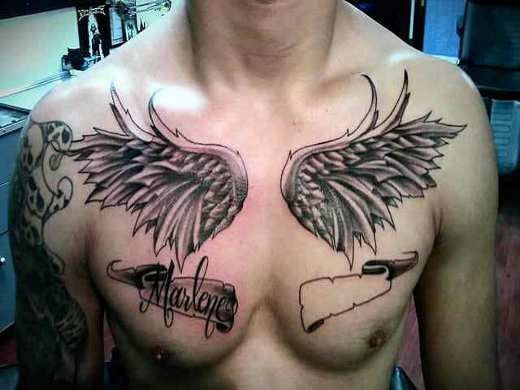 点击大图看下一张：胸部个性十足的翅膀纹身