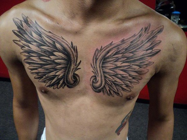 点击大图看下一张：胸部个性十足的翅膀纹身图3