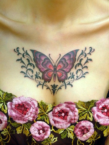 点击大图看下一张：胸部优雅的玫瑰刺青