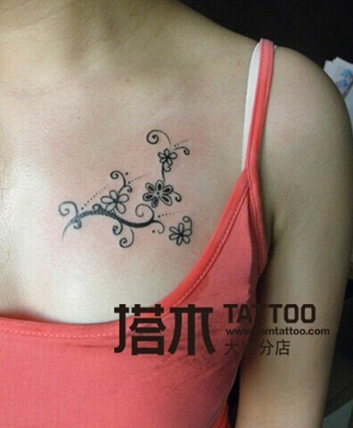 点击大图看下一张：女孩胸前花朵小清新纹身