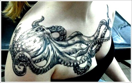 点击大图看下一张：胸部大气的章鱼纹身
