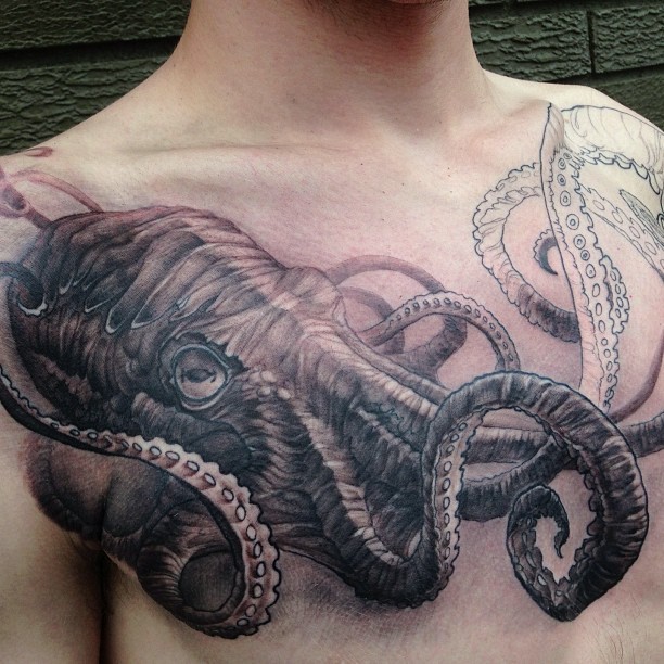 点击大图看下一张：胸部大气的章鱼纹身图2