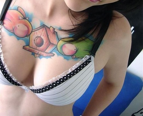 点击大图看下一张：性感纹身女孩胸部纹身图2