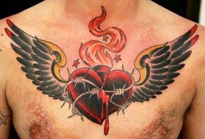 点击大图看下一张：胸部个性的爱心纹身
