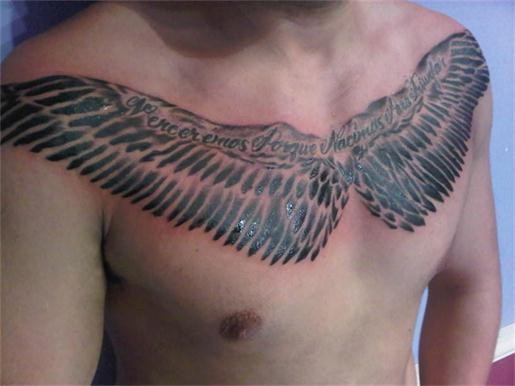 点击大图看下一张：男士胸部大气时尚的翅膀纹身