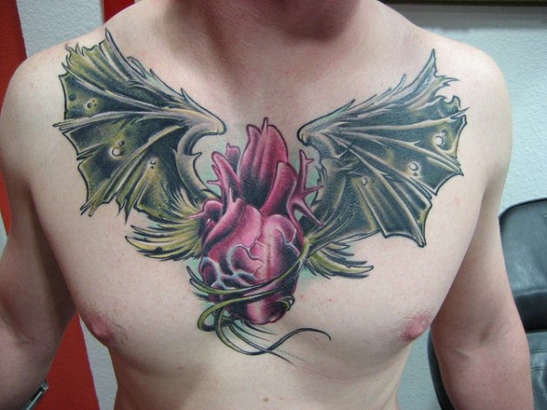 点击大图看下一张：男士胸部大气时尚的翅膀纹身图2