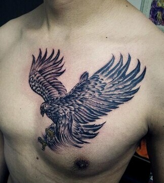 点击大图看下一张：超级帅气的胸部雄鹰纹身图2