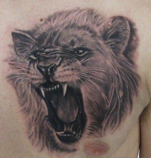 点击大图看下一张：胸部帅气的狮子头纹身