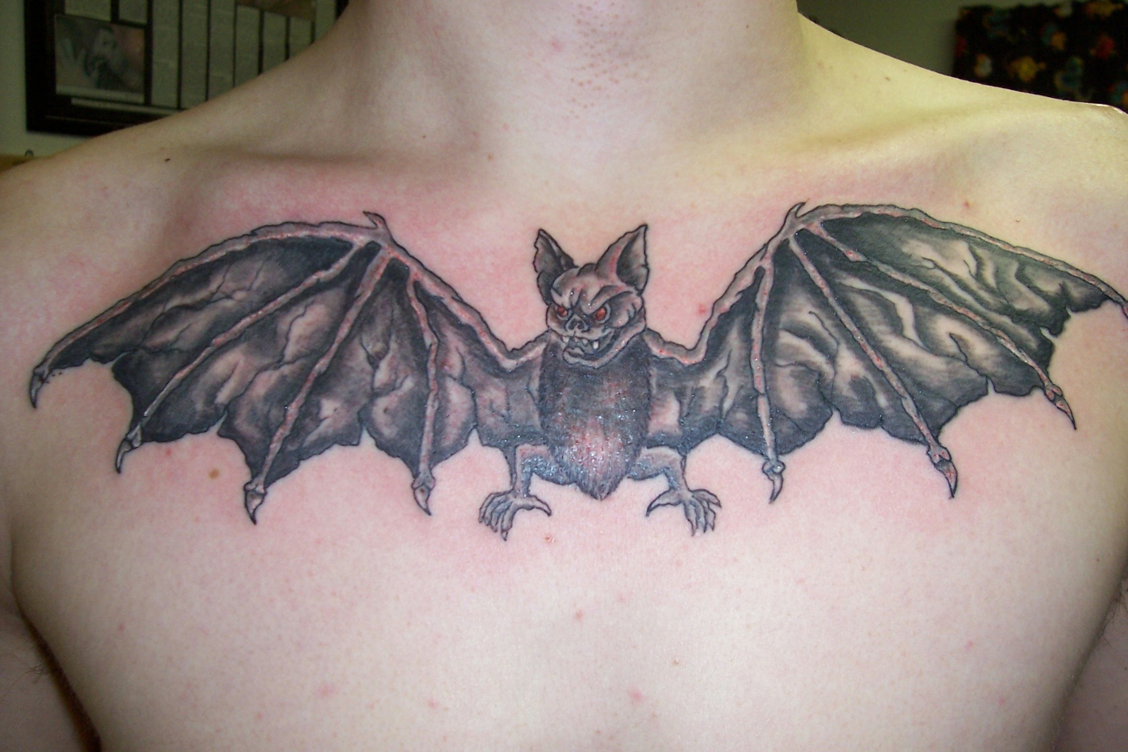 点击大图看下一张：胸部个性张扬的蝙蝠纹身