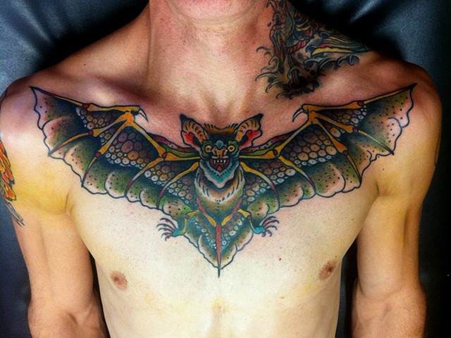 点击大图看下一张：胸部个性张扬的蝙蝠纹身图3