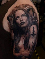 为大家一张大臂上的欧美女性物纹身作品
