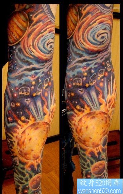 点击大图看下一张：一张惊艳的星空花臂纹身图片
