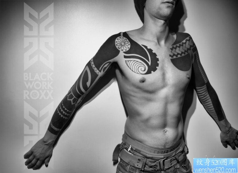 点击大图看下一张：男生黑灰简单图腾花臂纹身图片写真图案