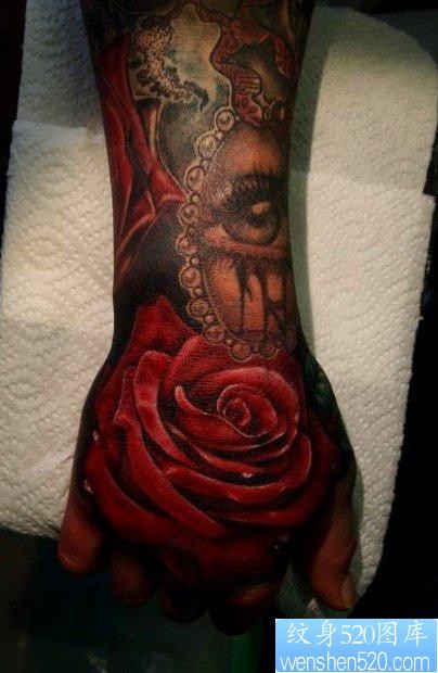点击大图看下一张：一张手背上的一张红色玫瑰花纹身图片