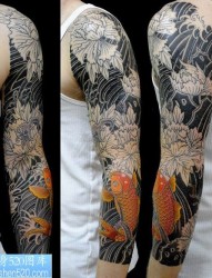 鲤鱼和花的花臂纹身