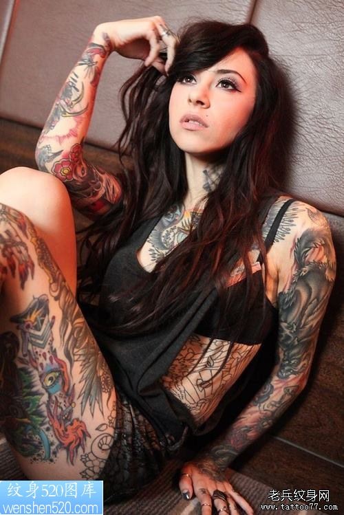 点击大图看下一张：女人彩色花臂纹身作品