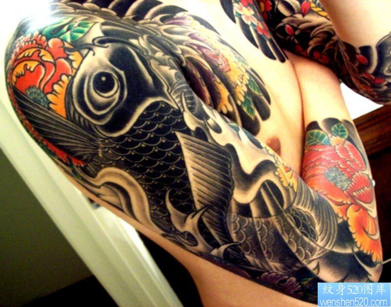 点击大图看下一张：一款花臂黑灰鲤鱼莲花纹身