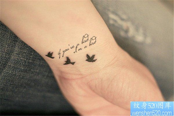 点击大图看下一张：一幅女人手腕燕子纹身图案