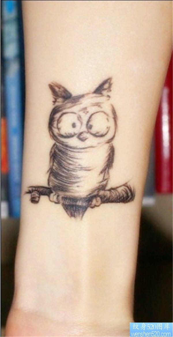 点击大图看下一张：手腕猫头鹰纹身图案