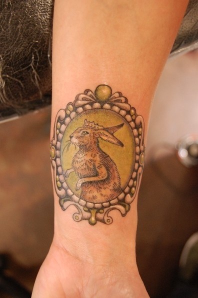 点击大图看下一张：手腕个性的兔子纹身