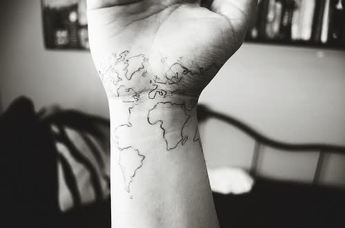 点击大图看下一张：手腕上一幅世界地图纹身