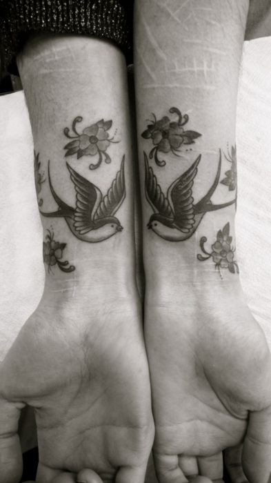 点击大图看下一张：手腕燕子花朵纹身