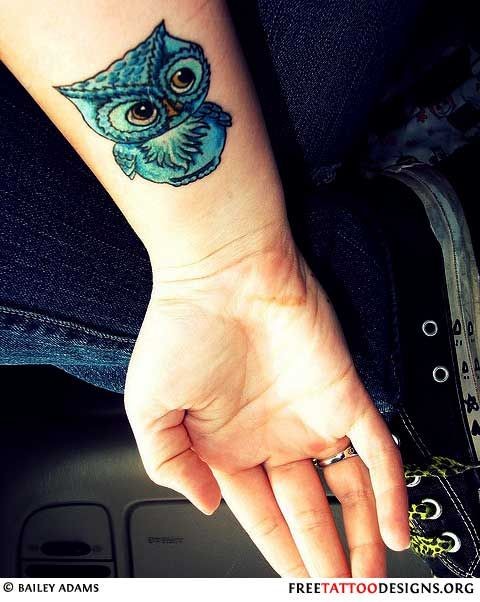 点击大图看下一张：手腕上可爱的猫头鹰纹身