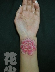 手腕上漂亮的花朵纹身