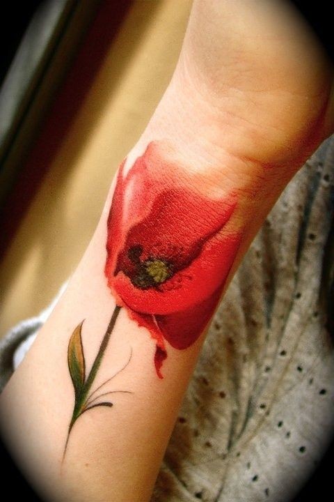 点击大图看下一张：手腕上漂亮的花朵纹身
