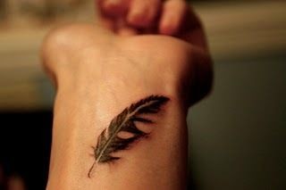 点击大图看下一张：手腕处非常逼真的羽毛纹身