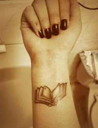 手腕上小小的书本纹身